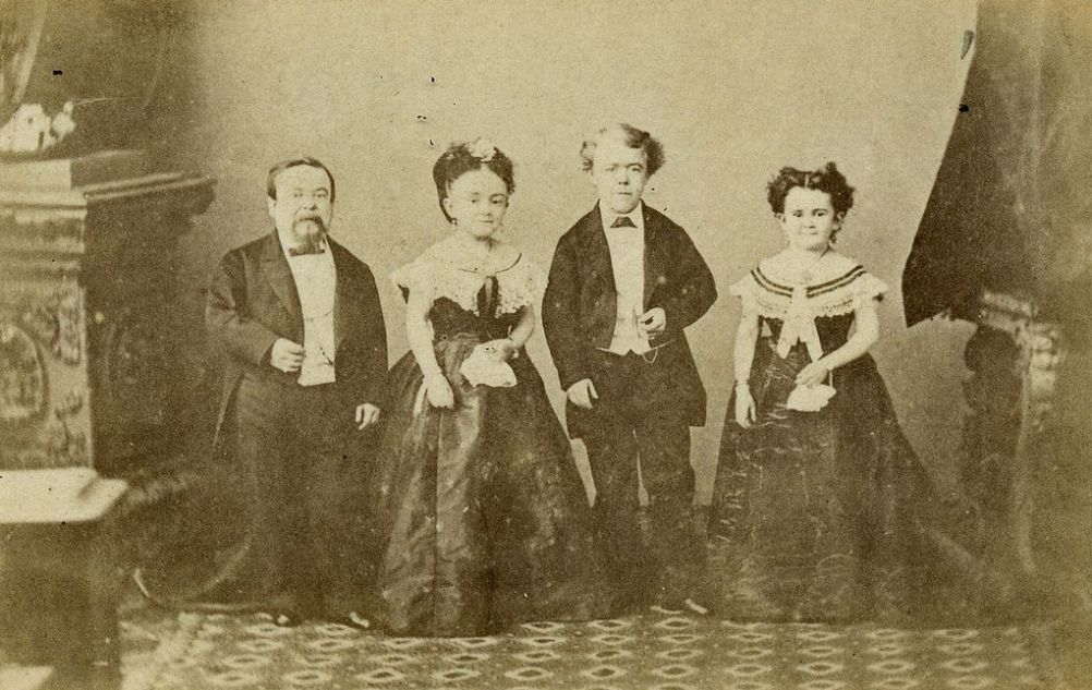 Een bekende verschijning op freak shows was de lilliputter Charles Sherwood Stratton (1838-1883), beter bekend als Tom Thumb. Hier zie je hem, tweede van rechts, op een kaart uit 1872. Zijn vrouw Lavinia Warren, eerste van rechts, was ook een lilliputter. (Foto: Wikimedia)