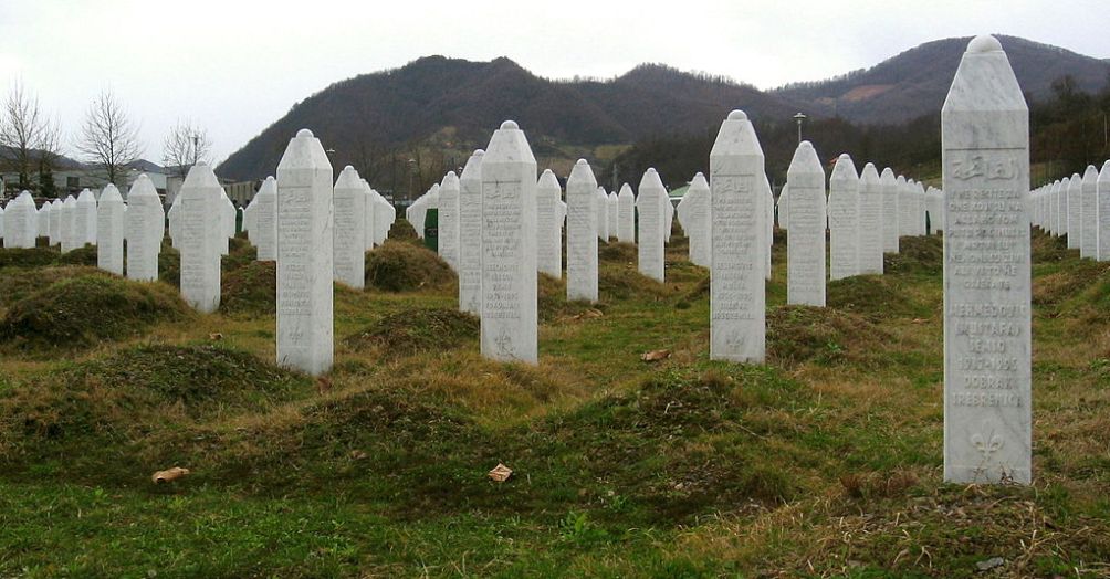 Grafstenen op het  Potočari genocide memorial vlakbij Srebrenica. (foto: Wikimedia)
