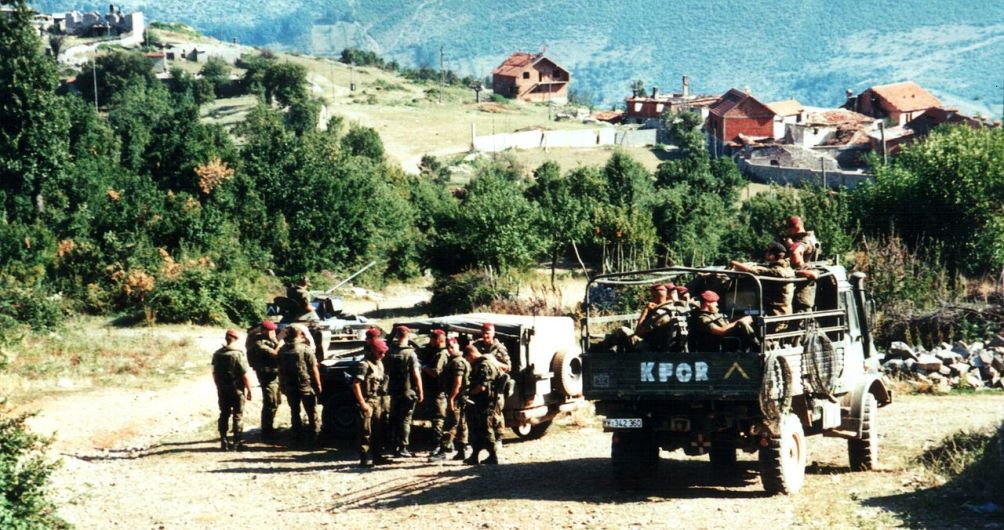Duitse KFOR soldaten ten zuiden van Kosovo in de zomer van 1999. (foto: Wikimedia)