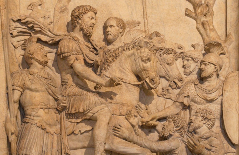 Marcus Aurelius toont genade aan de overwonnen Germaanse stammen. Reliëf van de Boog van Marcus Aurelius, te zien in de Capitoleinse Musea. (foto: Wikimedia)