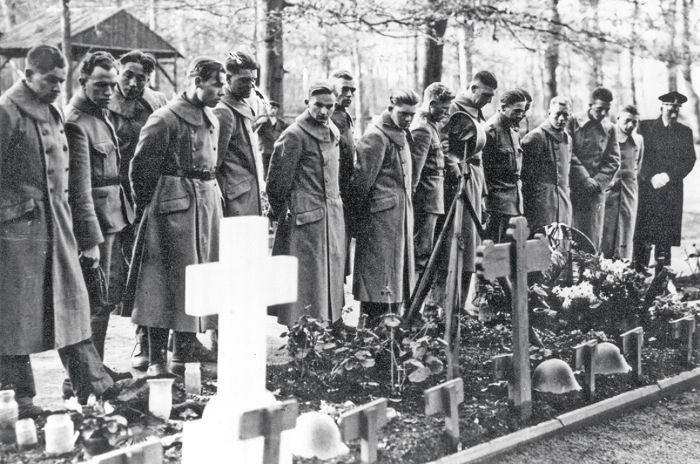 Nederlandse oud-strijders herdenken hun gevallen kameraden op de Grebbeberg - 2 november 1940. (Foto: Stichting Greb)