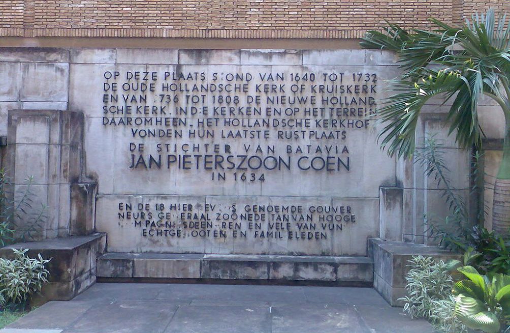 Gedenksteen van het graf van  Jan Pieterszoon Coen in het Wayang Museum, Jakarta. (foto: Wikimedia)