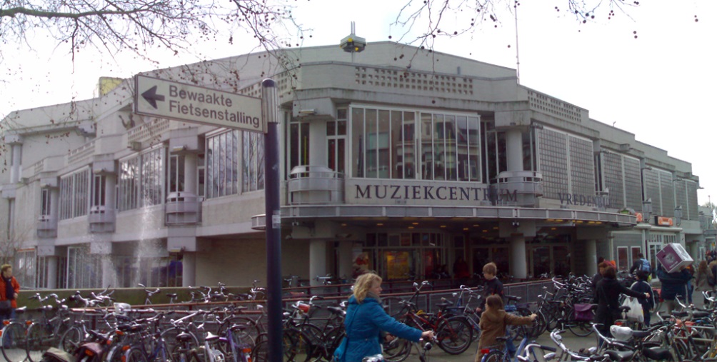Vooraanzicht van Muziekcentrum vanaf Vredenburgplein. (foto: Wikimedia)