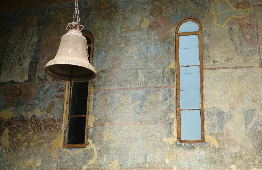 De monniken die in het klooster van Vardzia leven luiden deze klok iedere ochtend. (foto: Wikimedia)