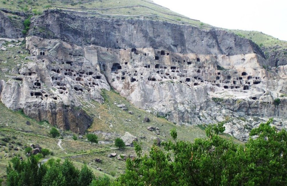 Uitzicht op het grottencompletx van Vardzia. (foto: Wikimedia)