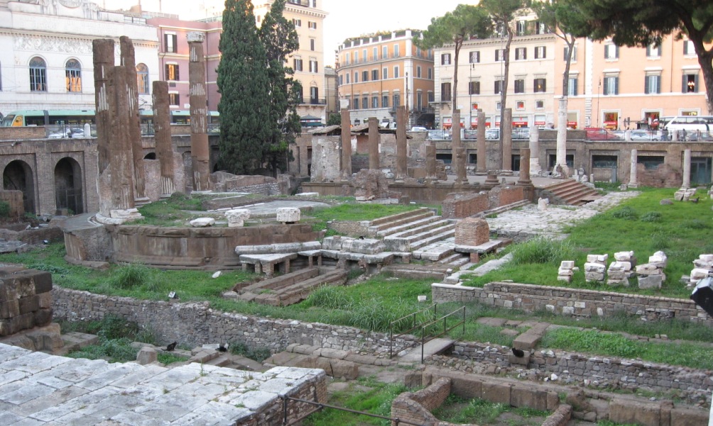 Opgraving aan de Largo di Torre Argentina. Achter de ronde tempel links op de foto zou de Curia gelegen hebben. (Foto: Wikimedia).