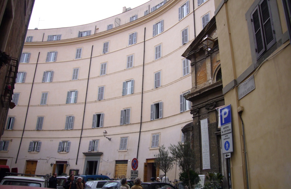 In het moderne Rome is dit alles wat rest van het theater: Appartementen aan de Via di Grottapinta zijn gebouwd op de fundamenten van het theater. Dit verklaart de ronde vorm van het complex. (Foto: Wikimedia)