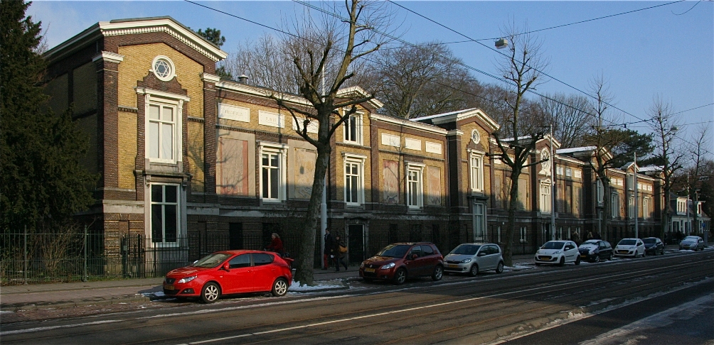 Aan de gevel van de bibliotheek is niet te zien dat het gebouw in verschillende perioden is gebouwd (foto: Cas Nagtzaam)