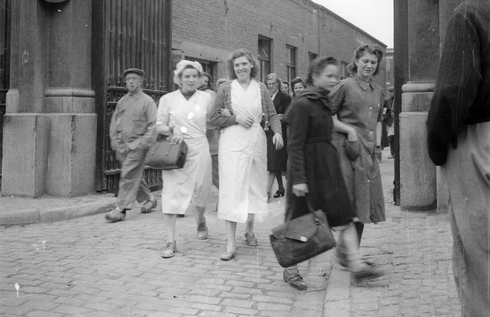 Vrouwen verlaten de aardewerkfabriek Sphinx in Maastricht in 1950 (foto: Geheugen van Nederland / Dolf Kruger)