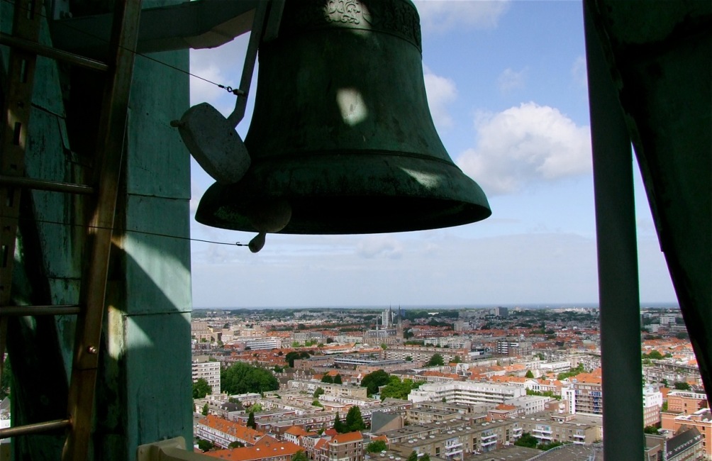 Klok van carillon in de Haagse Toren. (foto: Wikimedia / Roel Wijnants)
