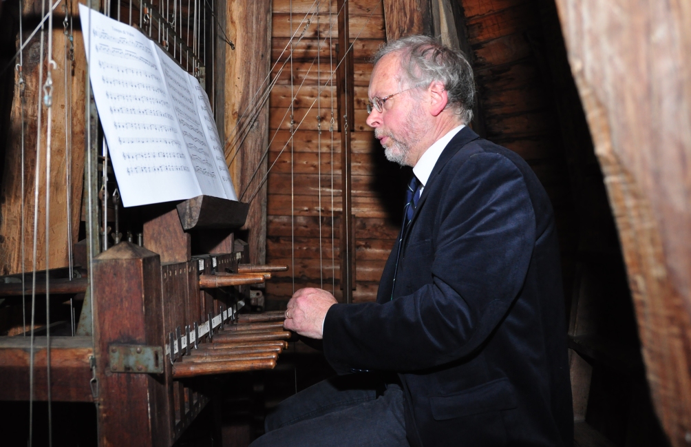 Universiteitsbeiaardier Jan Willem Achterkamp bespeelt het carillon op Nyenrode Business Universiteit in Breukelen. (foto: Helm Horsten)