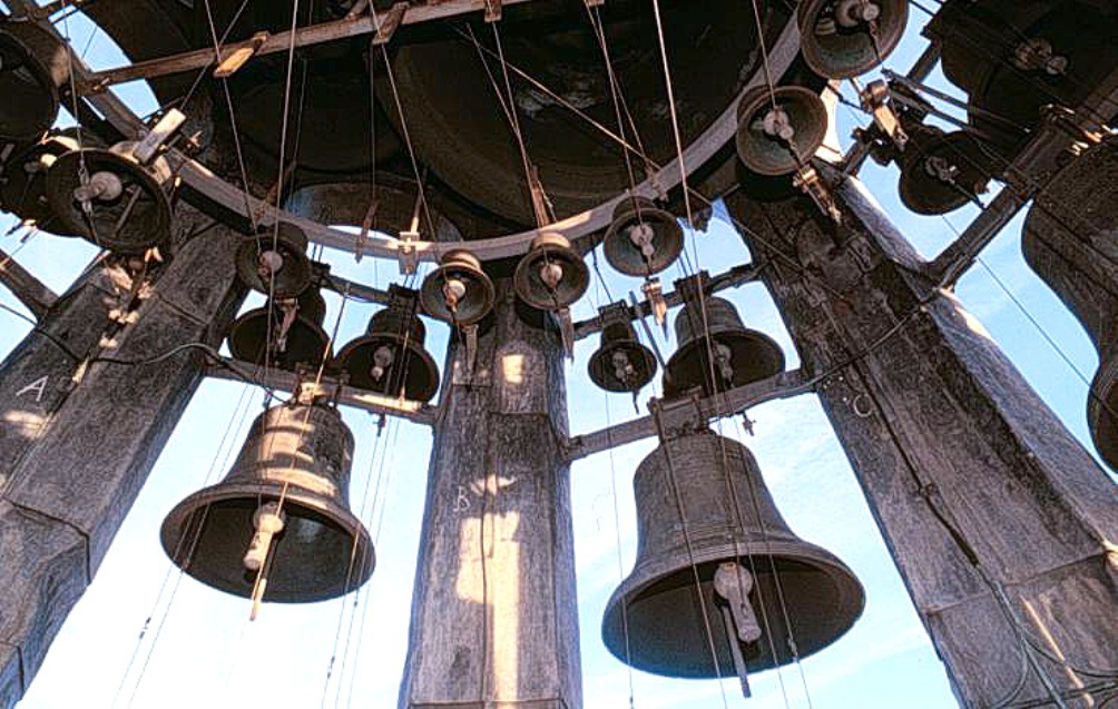 De klokken van het Hemony-carillon in de Munttoren te Amsterdam. (foto's: Wikimedia)
