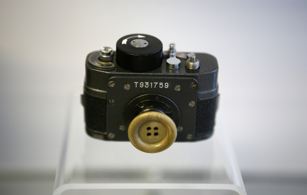Een knoopsgatcamera uit de DDR (foto: Wikimedia/Stasi Museum Berlin)