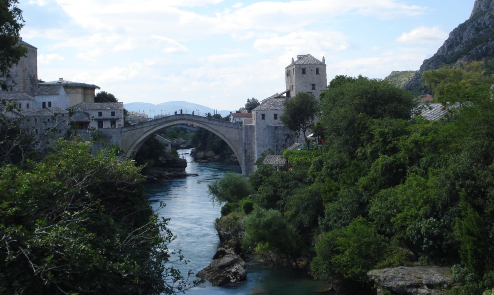 De herbouwde Stari Most: vooral een symbolische brug tussen het Bosnische en het Kroatische deel van Mostar. (Foto: Herman Meek)