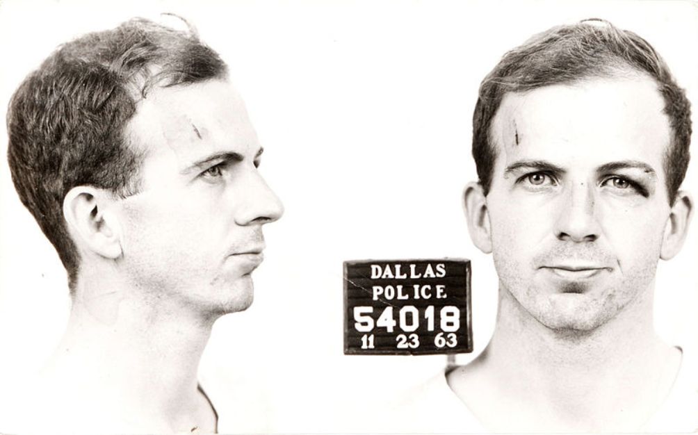 Politiefoto van Lee Harvey Oswald na zijn arrestatie in 1963 (foto: Wikimedia).