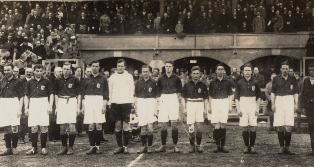 Nederlands elftal op 29 april 1923 in het Stadion te Amsterdam. (foto: Wikimedia)