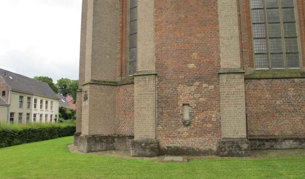 Van de kluis van Aleid Gerardsdochter van Veen in de Sint Maartenskerk in Zaltbommel is nog slechts een restant over. De raampje waardoor zij ooit aanspreekbaar was is dichtgemetseld. (foto: Annette Zeelenberg)