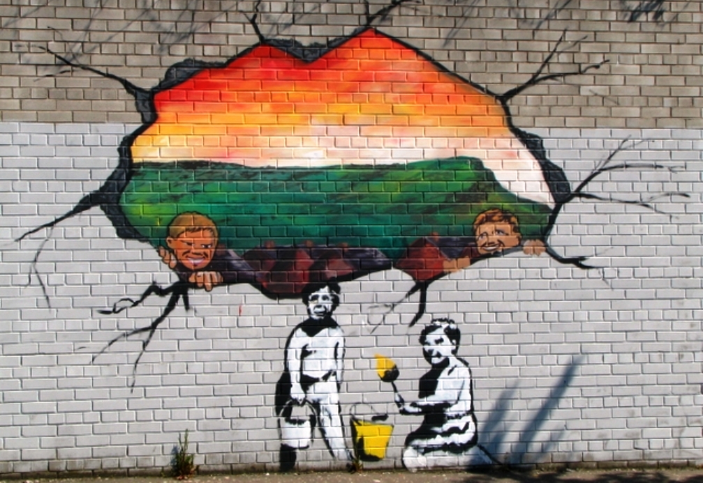 De mural bevindt zich in Northumberland Street, vlakbij de 'peaceline' met Shankill Road.
