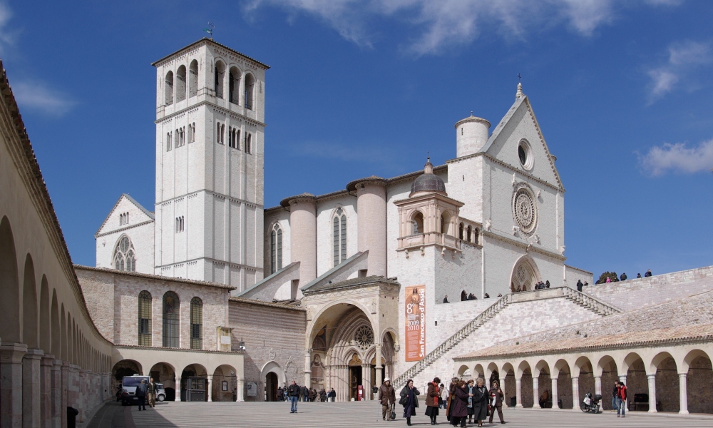 De San-Francesco-kerk te Assisi. Deze kerk werd in de dertiende eeuw op het graf van de heilige Franciscus gebouwd.