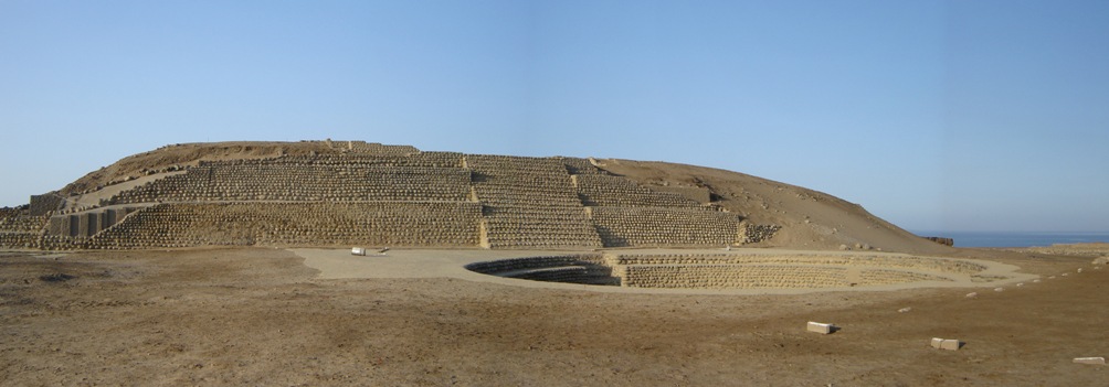 Tempel op de archeologische site Bandurria, in Peru. Deze tempel heeft een platform aan de top van de piramide, en een laag gelegen, cirkelvormig voorplein – een plaza hundida. (foto: Wikimedia)