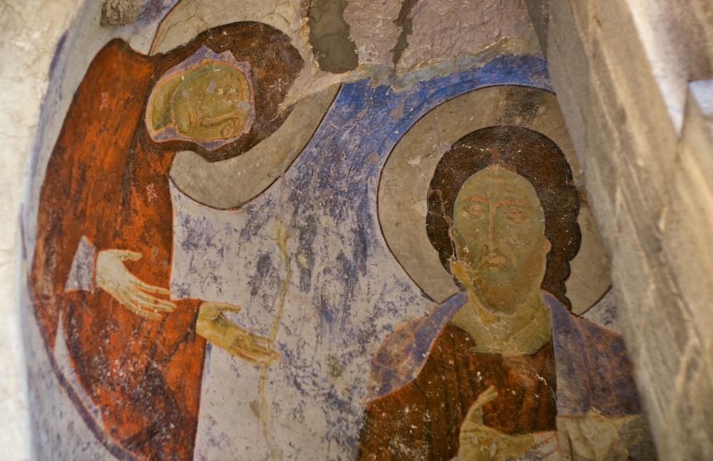 Een detail uit een fresco in het voorportaal (rechts) van het grottenklooster van Vardzia. (foto's Wikimedia)
