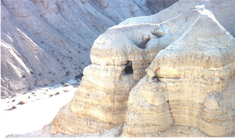 De grot nabij Qumran waar de Dode Zeerollen gevonden zijn (foto: Flickr)
