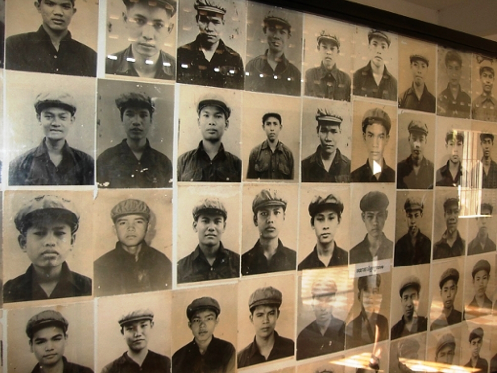 Fotoserie in het Tuol Sleng Genocide Museum van jongens die zich aansloten bij Pol Pots leger. (foto: Wikimedia)