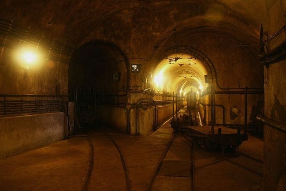 Het gangenstelsel onder de ouvrages was zo uitgebreid dat er gebruik gemaakt werd van spoorlijnen, zoals de foto hierboven van de ouvrage Michelsberg laat zien.