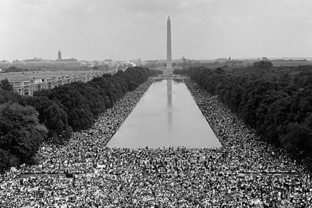 Op 28 augustus 1963 komen honderdduizenden mensen bijeen voor het Lincoln Memioral in Washington waar Martin Luther King, jr. zijn I Have a Dream speech zou houden.
