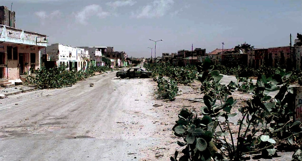 Een verlaten straat in Mogadishu in 1993. (foto: wikimedia)