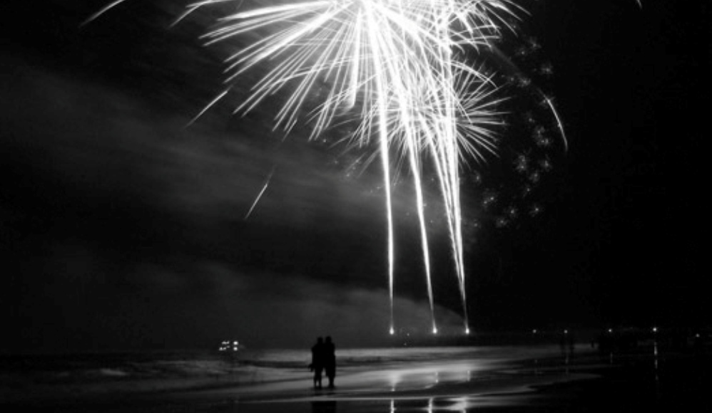 Oud en Nieuw op de Atlantikwall (foto van vuurwerk boven een strand: Wikimedia)