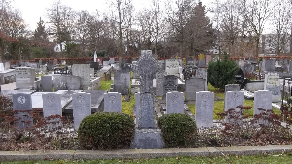 De Zuiderbegraafplaats in Groningen met de graven van de negen Britse soldaten. (foto: Lars Sanders)