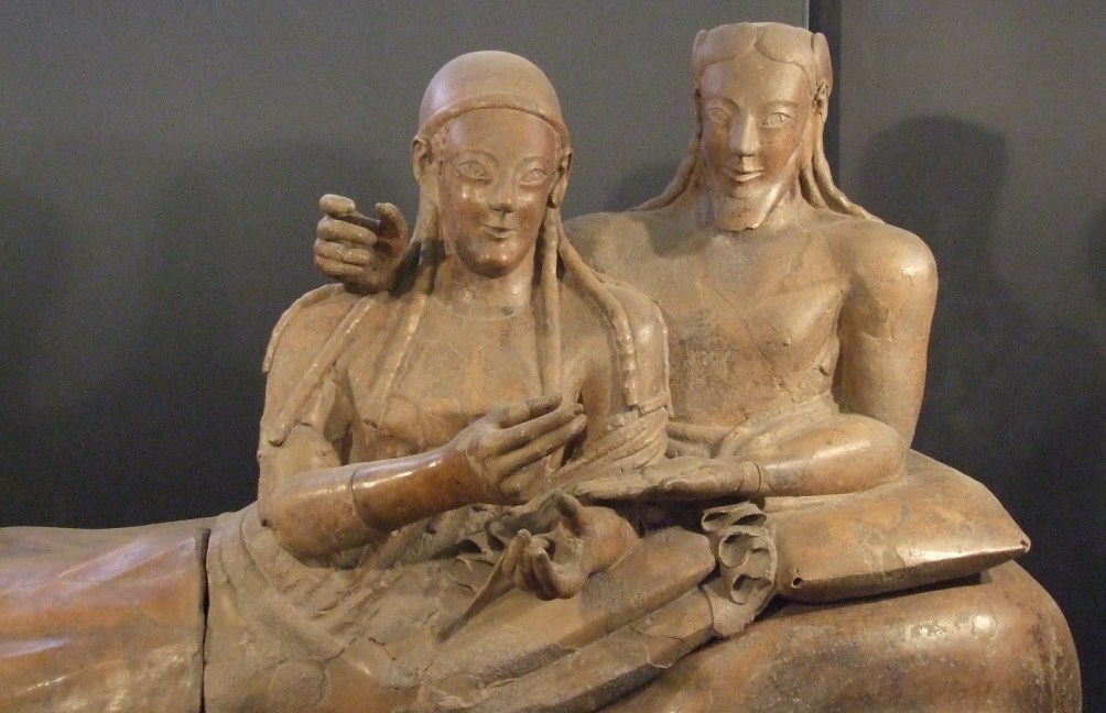 Sarcofaag met Etruskisch echtpaar uit Cerveteri dat aanligt bij een symposium, uit 6e eeuw v.Chr..(foto: Wikimedia)