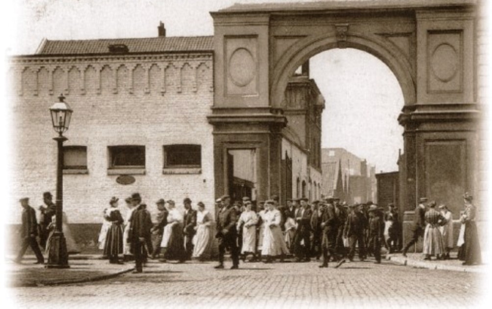 Rond 1910 verlaten, na een dag hard werken, zowel de vrouwen als mannen de fabriek van Sphinx aan de Boschstraat in Maastricht (foto: mestreechonline.nl)