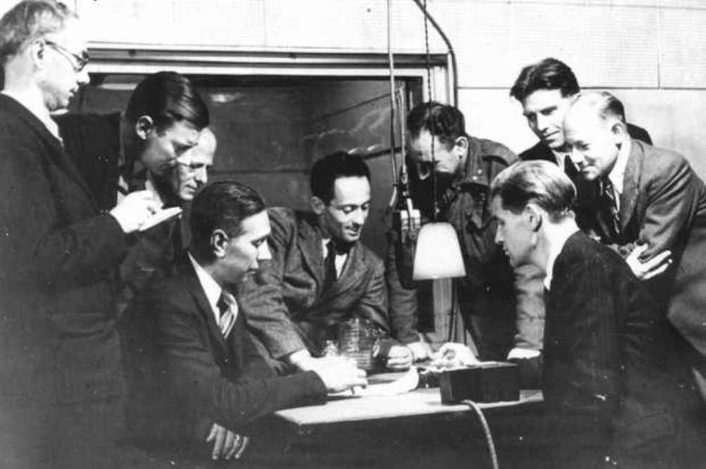 Lou de Jong met medewerkers van Radio Oranje op 15 oktober 1944. V.l.n.r.: H.W Sandberg, Jan v Os, J. pearl, H.J.vd Broek, drs Lou de Jong, L. Fas, H. Reijneke van Stuwe, A den Doolaard en George Sluizer. (foto: ANP Historische Archief)