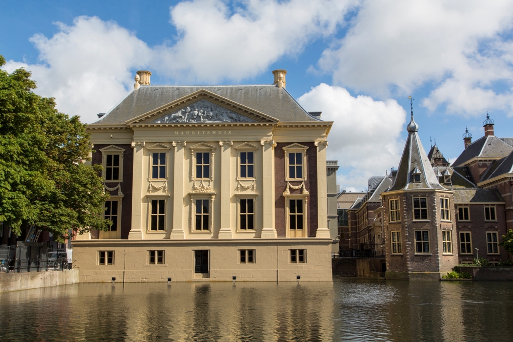 Museum Het Mauritshuis gezien vanaf de hofvijver. (foto: Ivo Hoekstra)