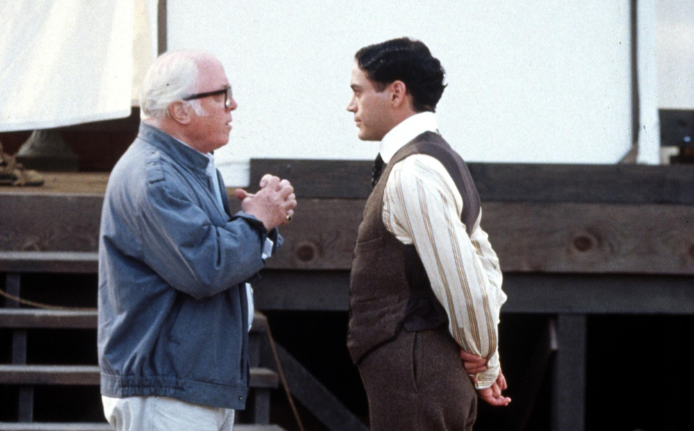 Attenborough en hoofdrolspeler Robert Downey Jr. op de set van Chaplin.