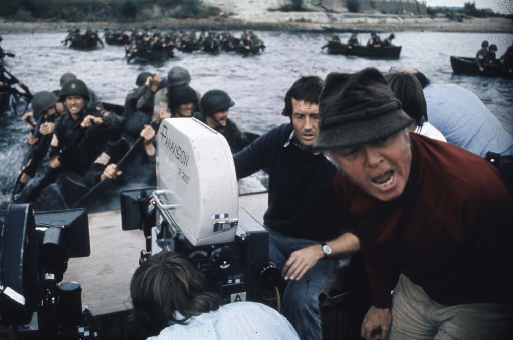 Richard Attenborough regisseert een scène uit A Bridge Too Far (1977).