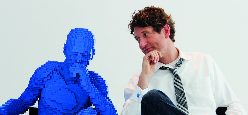 Legokunstenaar Nathan Sawaya met een van zijn creaties. (foto: Amsterdam EXPO)